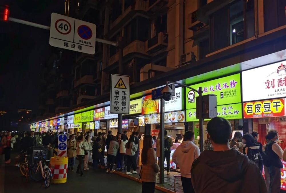 建設(shè)路夜市最新動(dòng)態(tài)，繁華再現(xiàn)，美食與文化的交匯點(diǎn)，建設(shè)路夜市繁華再現(xiàn)，美食與文化交匯的最新動(dòng)態(tài)